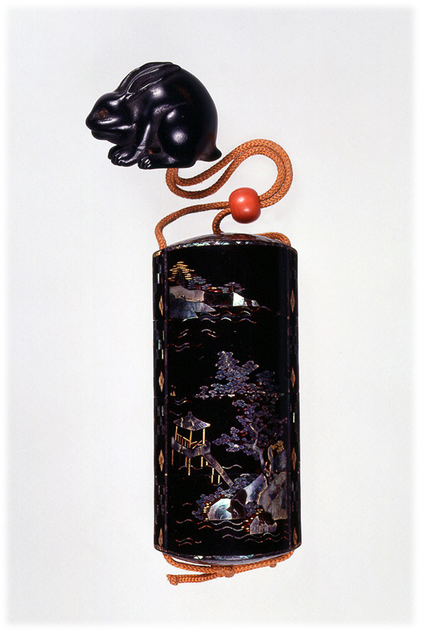 黒漆山水螺鈿印籠