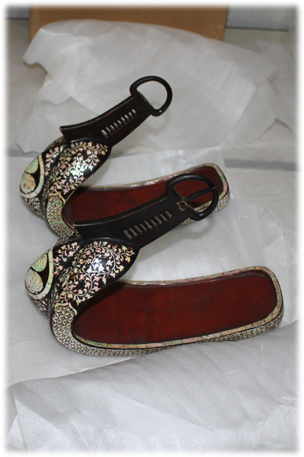 黒漆三葉葵螺鈿鐙