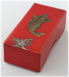 朱漆鯉波堆錦箱