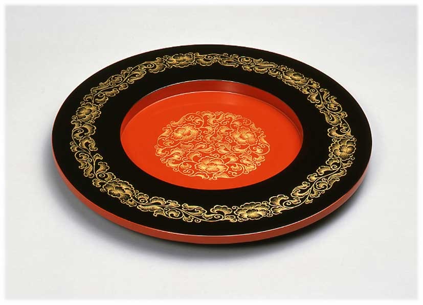 朱黒漆牡丹唐草沈金鍔広盛器