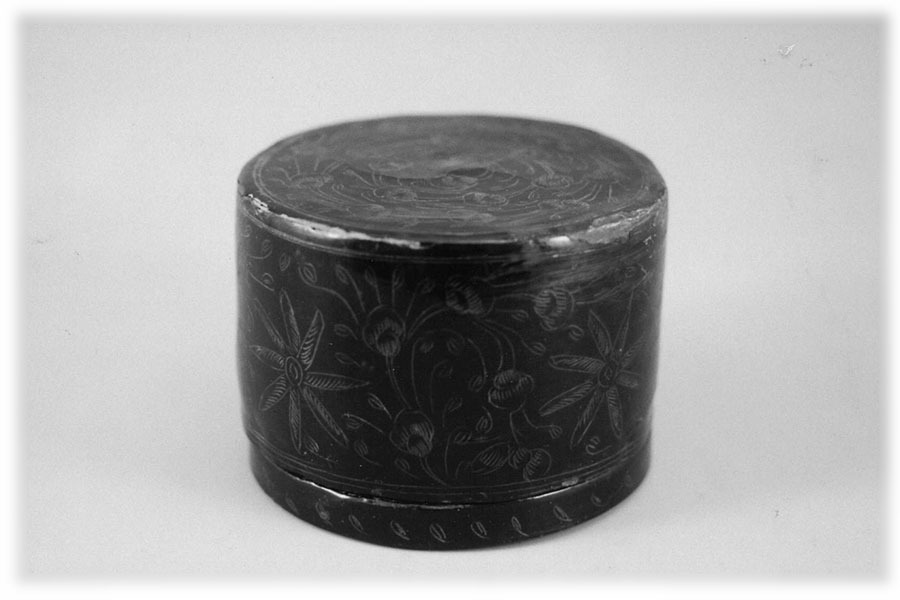 黒漆花文藍胎蒟醤容器