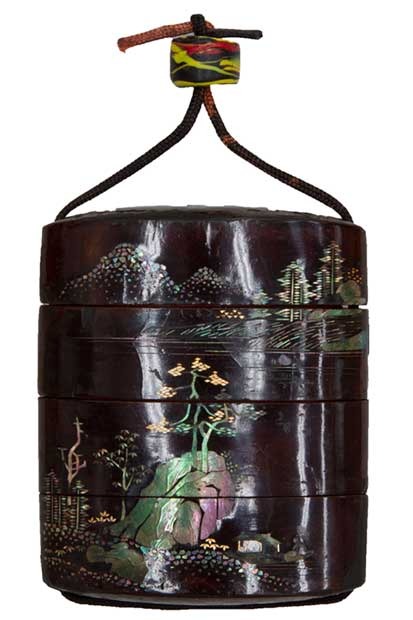 黒漆楼閣山水螺鈿印籠