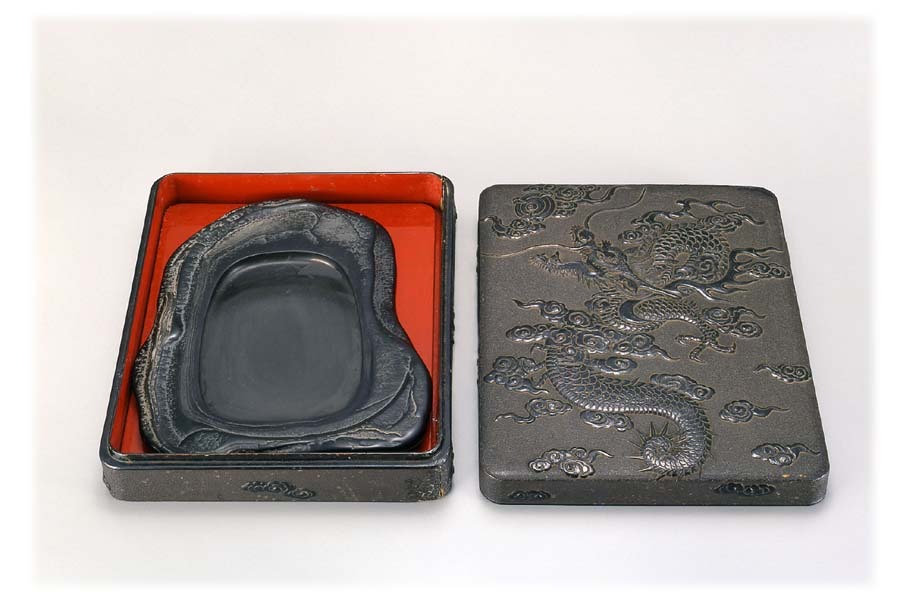 黒漆雲龍堆漆硯箱