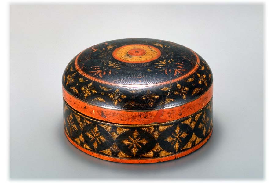 黒漆独楽花文彫合子