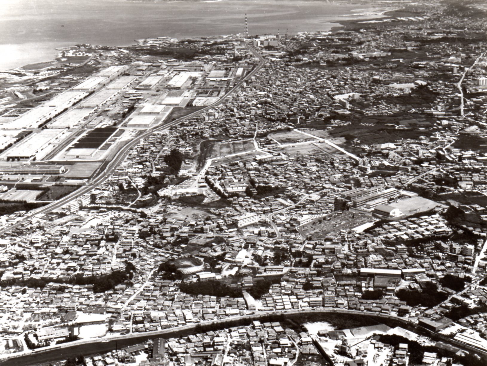 7.1976年に撮影された浦添市の全景（1976年10月）